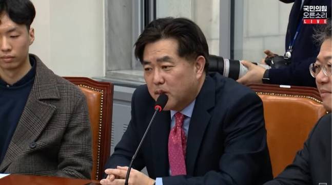▲홍영림 국민의힘 여의도연구원장이 지난 3일 오후 한동훈 비상대책위원장 주재 회의에 처음 참석해 그동안 공정한 기사를 쓰려 노력해왔다면서 기자는 기사로 연구원은 데이터로 말하겠다고 밝히고 있다. ⓒ국민의힘 오른소리 영상 갈무리