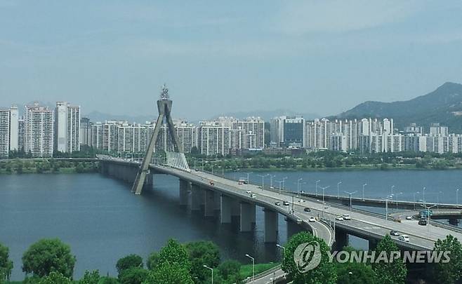 서울 광진구와 송파구를 연결하는 올림픽대교. [사진 = 연합뉴스]