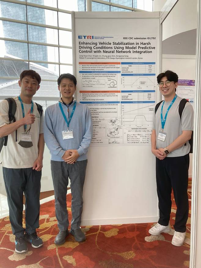 학회 챌린지 포스터 세션에서 챌린지에 참여한 ETRI 연구팀.[ETRI 제공]