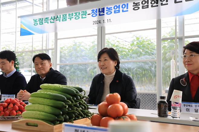 송미령(오른쪽 두번째) 농림축산식품부 장관이 11일 경북 상주시 지능형농장(스마트팜) 농가를 방문, 청년농업인과 농업현안에 대해 논의하고 있다. [농림축산식품부 제공]