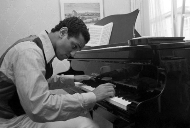 아프리카계 미국인 피아니스트 앙드레 와츠가 1963년 리스트의 피아노 협주곡 1번을 연주하는 모습. [AP연합]