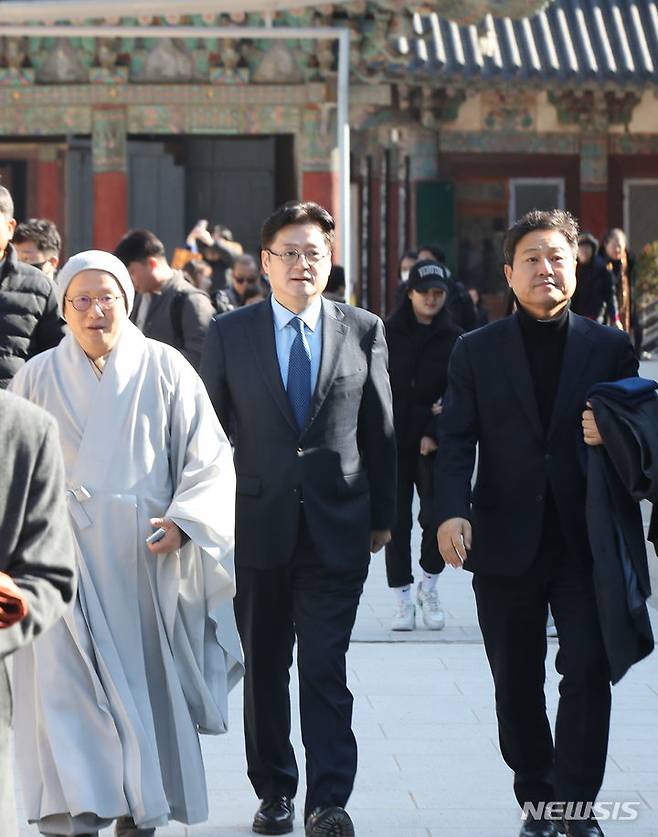 [양산=뉴시스]차용현 기자= 홍익표 더불어민주당 원내대표가 12일 경남 양산시 통도사를 찾아 조계종 종정예하 중봉 성파대종사를 예방하기 위해 정변전으로 이동하고 있다. (공동취재) 2024.01.12.photo@newsis.com