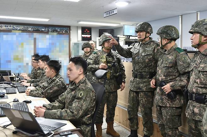 합참의장, 후방지역 측·후방 경계태세 점검 (서울=연합뉴스) 김명수 합동참모의장은 11일 충남 태안지역 해안감시기동대대와 레이더 기지를 방문해 측·후방 지역 해상 및 해안에서 발생할 수 있는 적의 침투 위협에 대비한 감시경계작전 태세를 점검했다. [합참 제공, 재판매 및 DB 금지] 2024.1.12