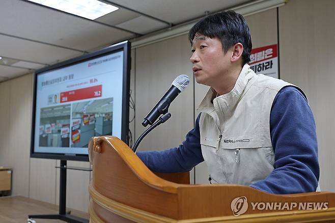 기자회견 나선 김준희 언론노조 방심위 지부장 (서울=연합뉴스) 김성민 기자 = 김준희 전국언론노동조합 방송통신심의위원회 지부장이 12일 오전 서울 양천구 방심위에서 열린 '류희림 위원장의 이해충돌방지법 위반행위 조사 촉구 기자회견'에서 발언하고 있다. 
    방심위는 12일 전체 회의를 열고 야권 추천인 김유진·옥시찬 위원에 대한 해촉 결의안을 의결했다. 2024.1.12 ksm7976@yna.co.kr