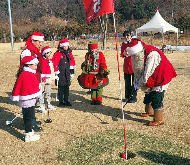 산타와 엘프, 화천군 어린이와 골프 한판 [촬영 이상학]