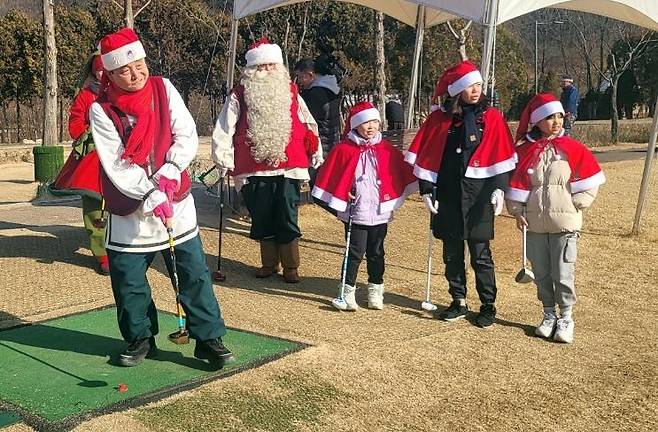 파크골프 즐기는 최문순 화천군수 [촬영 이상학]