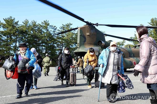 헬기로 지진 피해 주민 대피시키는 日자위대 (가나자와 AFP·지지 AFP=연합뉴스) 일본 자위대원들이 11일 헬리콥터를 이용해 강진 피해를 본 이시카와현 와지마시 주민들을 가나자와시로 대피시키고 있다. 2024.01.11 besthope@yna.co.kr