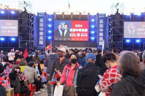 (신베이=연합뉴스) 김철문 통신원 = 12일 대만 신베이시 반차오 운동장에서 친중 제1야당 국민당의 허우유히 총통 후보의 선거 전야 마지막 유세 현장. 2024.1.12. jinbi100@yna.co.kr