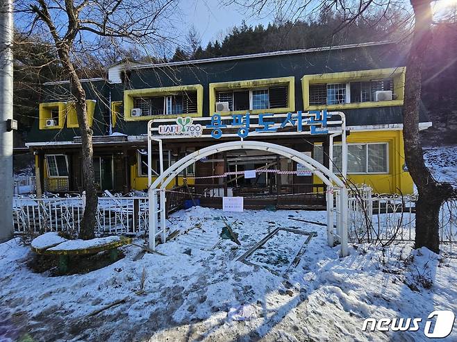 5명의 중경상과 16명의 이재민을 낸 강원 평창 가스충전소 폭발 사고가 발생한 지 열흘 넘게 지난 12일 일대 가스 폭발로 인해 파손된 용평도서관 입구에 접근 금지 안내문이 붙어 있다.2024.1.12 한귀섭 기자