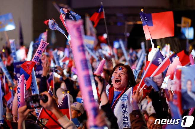 허우유이 후보의 사자후에 환호하는 지지자들. 2024.01.12. ⓒ 로이터=뉴스1 ⓒ News1 정윤영 기자