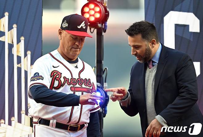 애틀랜타 브레이브스의 알렉스 앤소폴로스 단장(오른쪽)과 브라이언 스니커 감독.ⓒ AFP=뉴스1