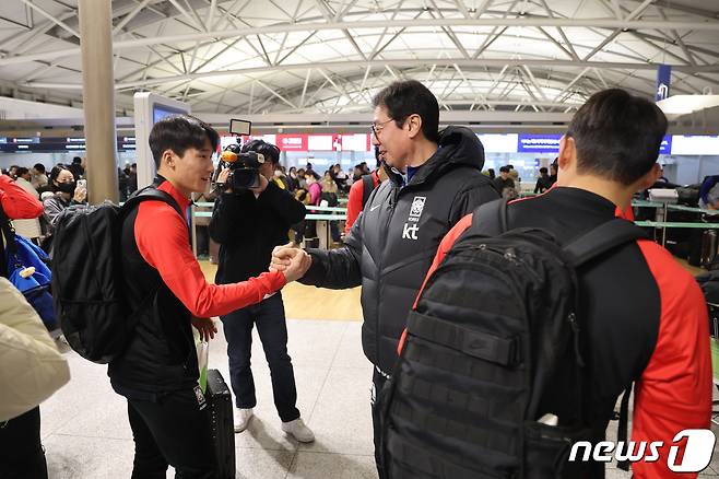 황선홍 대한민국 올림픽축구대표팀 감독이 13일 오후 인천공항에서 튀르키예 출국 전 선수들과 인사를 나누고 있다. 올림픽 대표팀은 오는 14일부터 2월3일까지 튀르키예 안탈리아에서 전지훈련을 진행한다. 2024.1.13/뉴스1 ⓒ News1 황기선 기자