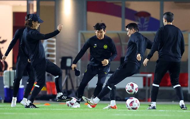 선수들보다 부지런한 김판곤 감독. 도하 | 연합뉴스