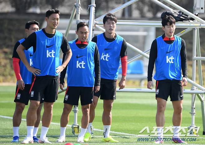 대한민국 축구대표팀이 12일(현지시간) 오전 카타르 도하 알 아글라  훈련장에서 훈련을 진행했다. 손흥민이 훈련을 소화하고 있다. 도하(카타르)=박재만 기자 pjm@sportschosun.com/2023.01.12/