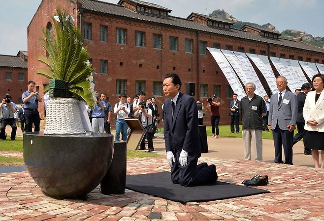 하토야마 유키오 전 일본 총리는 광복 70주년을 맞은 2015년 8월 일제강점기 독립운동가들이 수감됐던 서울 서대문형무소를 방문해 일본의 식민 지배에 대해 사죄했다. 그가 추모비에 헌화한 뒤 무릎을 꿇은 모습. /오종찬 기자