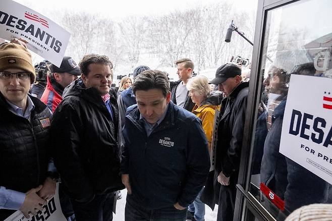 미국 공화당 대선 경선주자인 론 디샌티스 플로리다 주지사가 12일(현지시간) 눈 폭풍이 덮친 아이오와주 어번데일시에서 야외 기자회견을 가진 뒤 경선 캠프 사무실로 들어서고 있다. AP/뉴시스