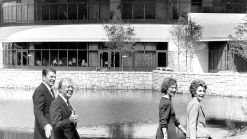 1986년 카터 센터 완공식에서 지미 카터 전임 대통령 부부와 로널드 레이건 현직 대통령 부부. 카터 센터 홈페이지