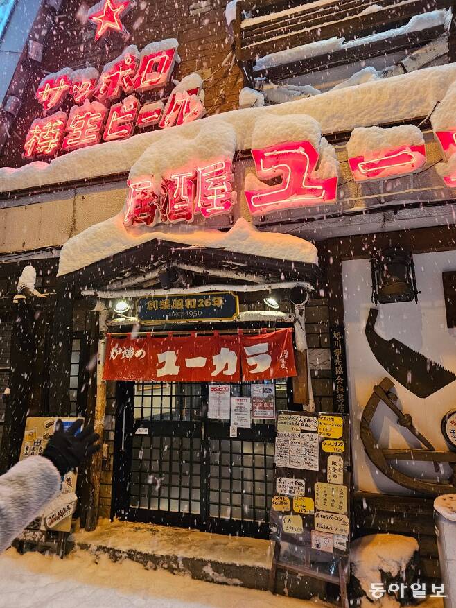아사히가와 눈 내리는 밤거리 풍경.