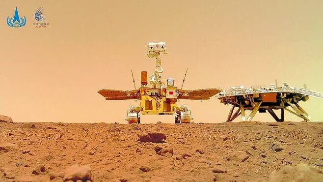 중국 최초의 화성 로봇탐사차 주롱과 톈원 1호 착륙선. 무선 카메라를 떨어뜨린 뒤 10미터 이동해 찍은 셀카다. 중국국가항천국(CNSA) 제공