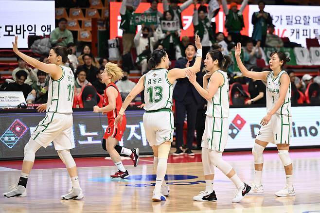 김정은 등 여자 프로농구 부천 하나원큐 선수들이 13일 부산 BNK 전에서 기뻐하고 있다. 사진=WKBL