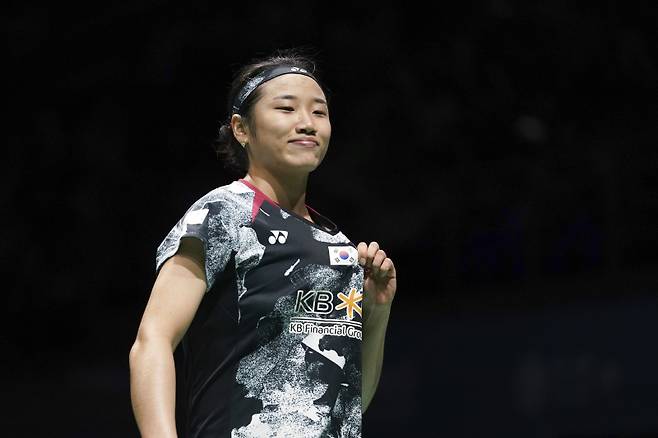 안세영이 13일 말레이시아 쿠알라룸푸르에서 열린 BWF 월드투어 슈퍼 1000 말레이시아 오픈 여자 단식 4강전에서 장이만을 꺾고 결승에 진출한 뒤 태극기 세리머니를 하고 있다. AP=연합뉴스