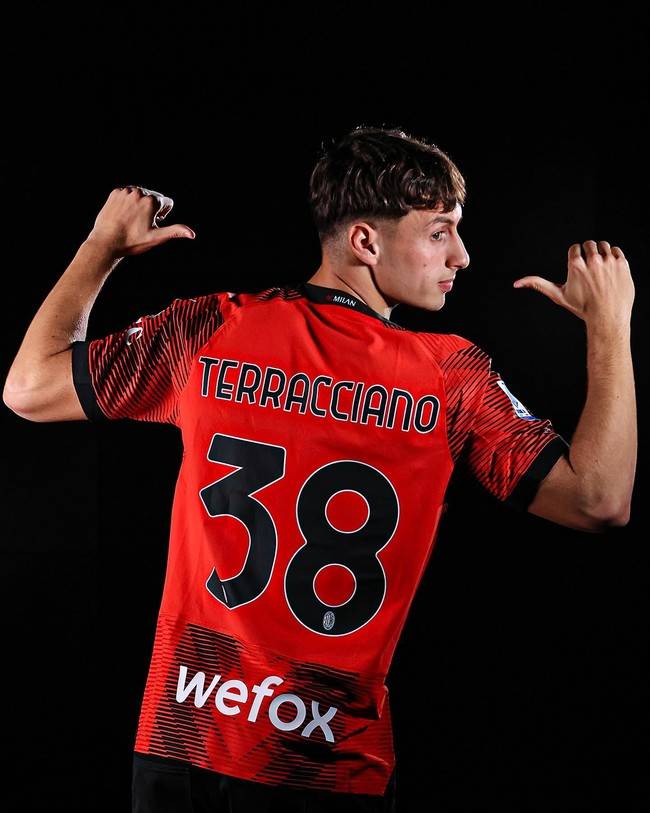 [사진= AC밀란]&nbsp;AC밀란에 입단한 필리포 테라치아노(20)가 토트넘 훗스퍼 소속의 데스티니 우도지(21)와 같은 등번호을 달았다.