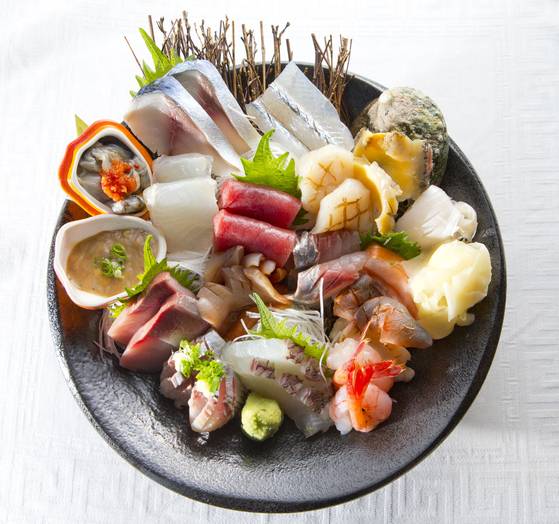 한국·일본에서 즐기는 모둠 생선회. [중앙포토]