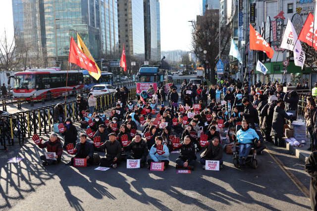 ▲ 거부권을거부하는전국비상행동 관계자들이 13일 오후 서울 종로구 광화문광장 인근에서 ‘거부권 남발, 윤석열 정권 거부한다! 심판대회’를 하고 있다. 연합뉴스