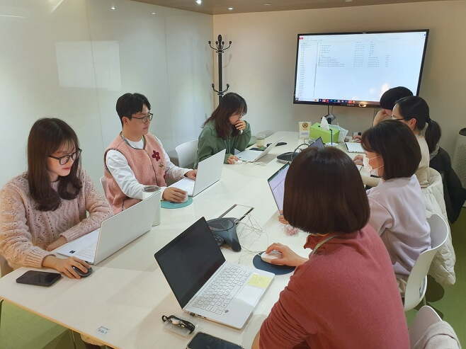 데이터매니지먼트팀 직원들이 올해 사업 계획에 대해 논의하고 있다. 윤현주 기자