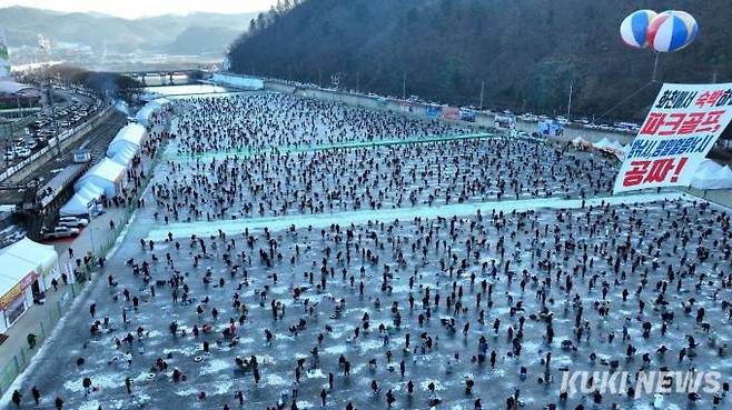 13일 강원 화천군 화천천 일대에서 열리는 화천산천어축제에 수많은 관광객들이 몰려 얼음낚시를 즐기고 있다.(화천군 제공)