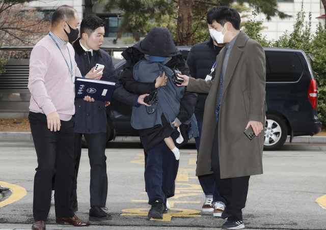 서울 강남 소재 유흥업소 여실장과 함께 배우 고(故) 이선균(48)씨를 협박, 금품을 갈취한 혐의로 사전 구속영장이 청구된 20대 여성이 지난달 28일 오후 인천 미추홀구 인천지법에서 구속 전 피의자 심문(영장실질심사)에 출석하기 위해 이동하고 있다. 뉴시스