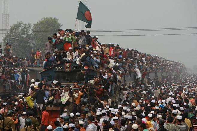 방글라데시 수도 다카 외곽에서 열린 ‘세계 이슬람 집회’에 참석했던 수천 명의 무슬림이 집으로 돌아가는 기차를 타려는 모습. 2011년 촬영된 사진으로, 대다수의 종교인은 선량하지만 종교와 역사는 때로 평범했던 인물을 악인으로 돌변하게 만들기도 했습니다. 타슬리마 나스린은 소설 ‘LAJJA’를 통해 바로 종교의 악순환을 우리에게 질문합니다. [AP·연합뉴스]