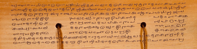 힌두교 경전 ‘바가바드 기타’의 일부. 야자나무 잎에 글을 쓰고 노끈으로 묶은 판본입니다. 영화 ‘오펜하이머’에서 가장 유명한 문장인 “나는 이제 죽음이요, 세상의 파괴자가 되었도다”가 바로 바가바드 기타에서 온 문장입니다. [Sarah Welch]