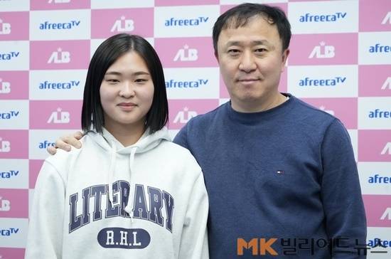 스승인 김동룡(오른쪽)과 함께 기념촬영하고 있는 김하은. 경북 구미 출신인 김하은은 과거엔 권영일에게 당구를 배우다 중3 때 서울로 올라온 이후로는 줄곧 김동룡을 스승으로 두고 있다.