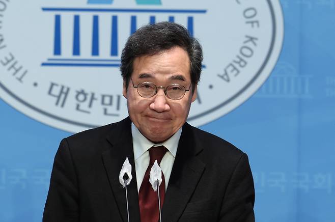 이낙연 전 더불어민주당 대표가 지지자들이 모인 행사에서 나온 이재명 민주당 대표를 향한 막말에 대해 직접 사과했다. 사진은 지난 11일 서울 여의도 국회에서 더불어민주당 탈당 선언 기자회견에 나선 이낙연 전 더불어민주당 대표. /사진=뉴스1