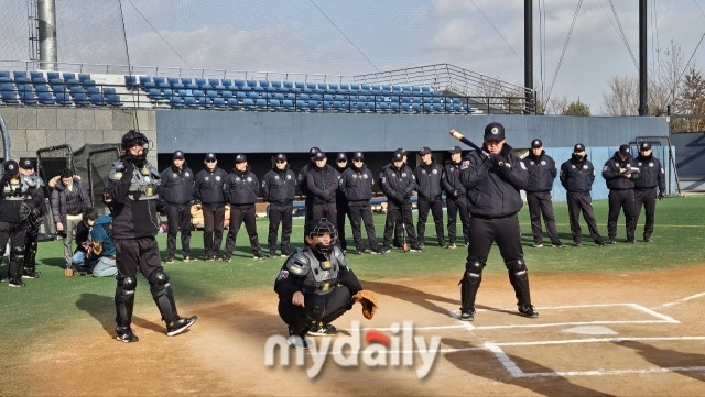 ABS 시스템 적응 훈련 중인 심판위원들./이천=김건호 기자 rjsgh2233@mydaily.co.kr