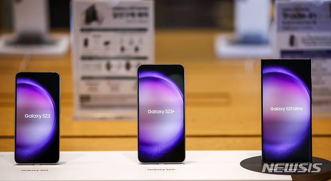 [서울=뉴시스] 정병혁 기자 = 23일 오전 서울 서초구 삼성 딜라이트샵에 갤럭시 S23 시리즈가 전시되어 있다. 지난해 세계 스마트폰 시장이 10％ 넘게 줄었지만, 프리미엄 스마트폰 판매는 소폭 증가한 것으로 나타났다. 지난해 도매가격이 600달러(약 78만 원)를 초과하는 프리미엄 스마트폰 판매량은 전년 대비 1％ 증가한 2억5200만대 수준이었다. 전체 스마트폰 판매량의 21％가 프리미엄 스마트폰으로 조사됐으며, 1000달러(약 130만 원)를 넘는 스마트폰 판매량은 2021년과 비교했을 때 38％ 증가했다. 2023.03.23. jhope@newsis.com