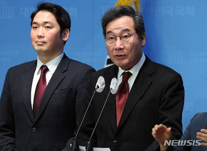 [서울=뉴시스] 추상철 기자 = 이낙연 전 더불어민주당 대표가 11일 오후 서울 여의도 국회에서 더불어민주당 탈당 선언 기자회견을 하고 있다. 2024.01.11. scchoo@newsis.com