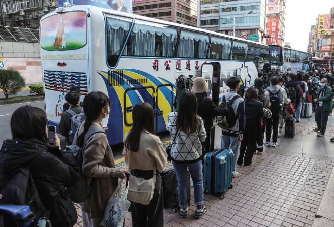 투표를 하기 위해 고향으로 가는 버스를 기다리는 대만 유권자들. 연합뉴스