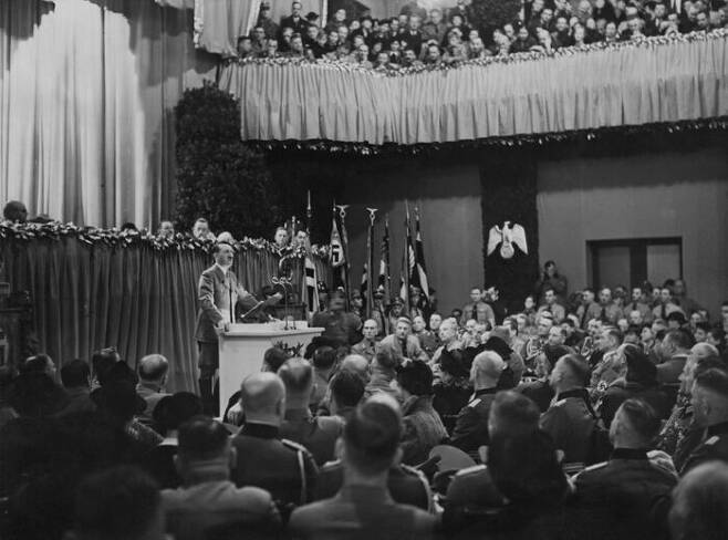 아우크스부르크의 나치 정당 집회에서 정치연설을 하는 히틀러 (1937) / 출처 : 게티이미지
