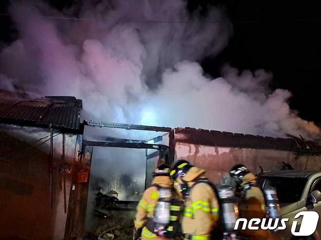 강원 원주 문막읍 궁촌리 주택 화재 현장.(강원도소방본부 제공) 2024.1.13/뉴스1