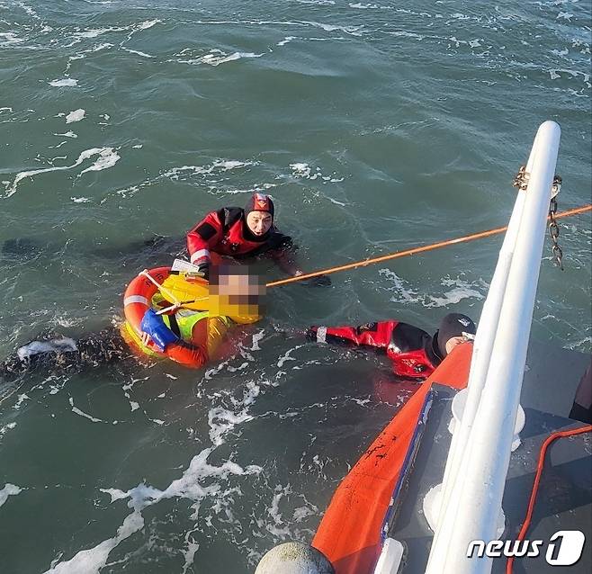 14일 오후 3시18분께 부산 강서구 부산신항 남컨테이너부두 인근 해상에서 차량 추락 사고로 물에 빠진 작업자를 창원해경이 구조하고 있다.(창원해경 제공)