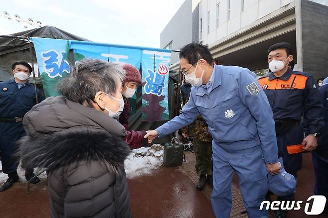 지진이 뒤흔든 일본 이시카와현 와지마 지역에 14일 기시다 후미오 일본 총리가 방문해 이재민들을 격려하고 있다. 2024.01.14 ⓒ AFP=뉴스1 ⓒ News1 정지윤 기자