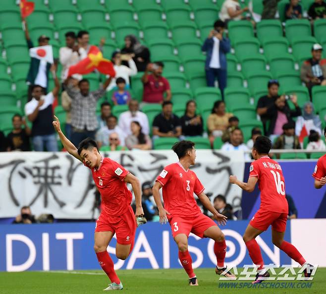 14일(현지시간) 카타르 도하 알투마마 스타디움 열린 2023 아시아축구연맹(AFC) 카타르 아시안컵 일본과 베트남의의 경기. 베트남 응우옌 따이 손이 동점골을 넣은 뒤 환호하고 있다. 도하(카타르)=박재만 기자 pjm@sportschosun.com/2023.01.14/