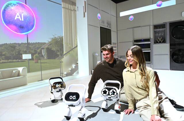 LG전자 모델이 CES 2024에서 고도화된 로봇 AI 기술이 적용된 반려가전 '스마트홈 AI 에이전트'를 체험하고 있다. /LG전자