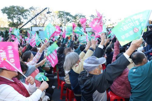 선거가 실시된 지난 13일 민진당 선거캠프 앞에 모인 지지자들 [이미지출처=연합뉴스]