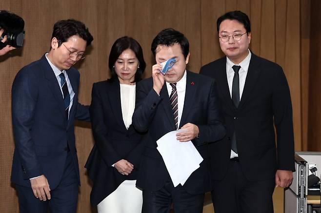 김용남 전 국민의힘 의원(오른쪽 두 번째)이 12일 오전 서울 여의도 국회 소통관에서 탈당 및 개혁신당(가칭) 입당 기자회견을 마친 뒤 회견장을 나서고 있다. 오른쪽부터 개혁신당 천하람, 김 전 의원, 허은아, 이기인 공동 창당준비위원장. 뉴스1