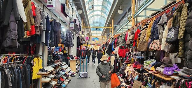 대구판 동묘시장으로 패션피플의 성지 관문시장 구제 골목 전경 사진=김장욱 기자