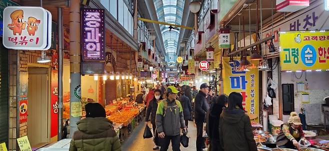 넓은 규모, 편리한 교통, 다양한 품목의 종합시장을 자랑하는 관문시장 내부 사진=김장욱 기자