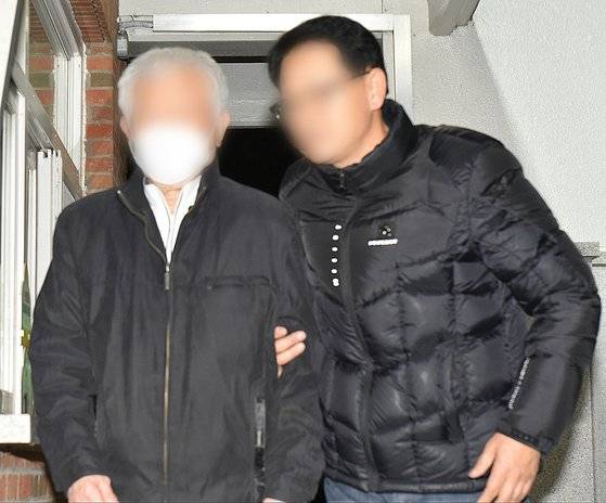 지난 4일 '청산가리 막걸리 살인사건'의 피고인 A씨(왼쪽)가 재심 개시와 형집행정지를 받고 석방돼 순천교도소를 나서고 있다. 뉴스1